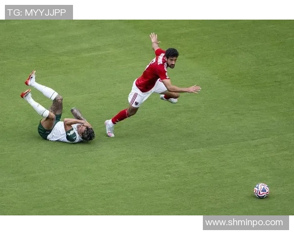 足球场上悲剧的背后：那些因撞击致命的球星与不可忽视的安全隐患